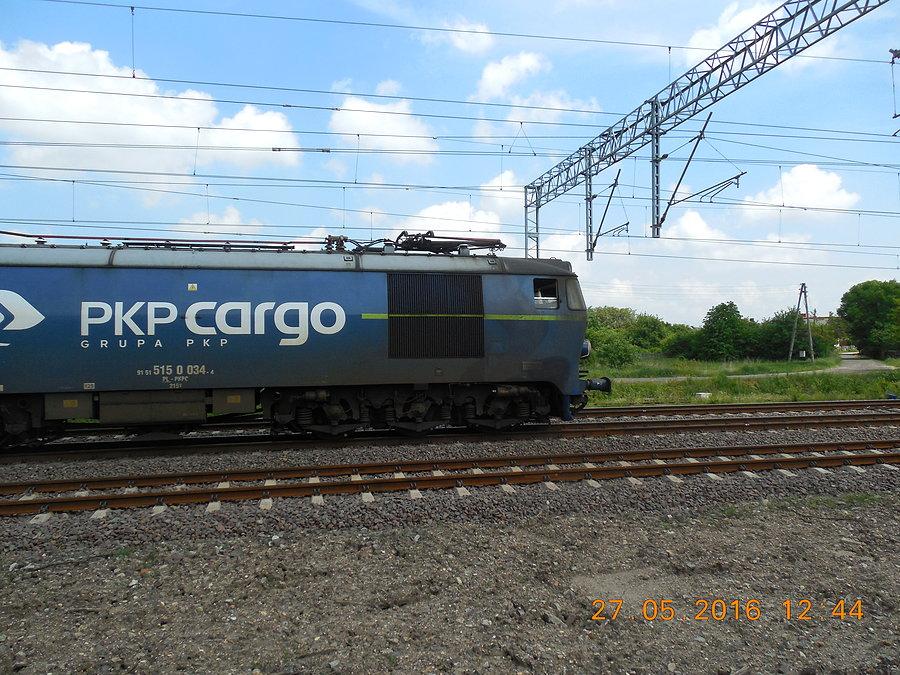 "byk" z PKP Cargo na czele długiego składu "talbotów"