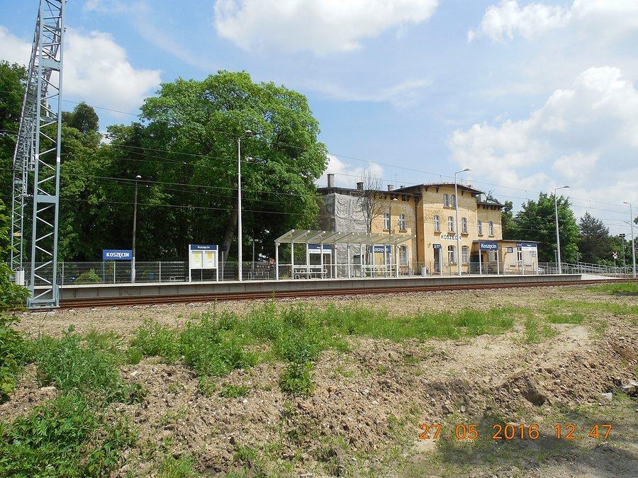 Trwa remont budynku stacji kolejowej w Koszęcinie. Perony i tory po modernizacji prezentują się nieźle