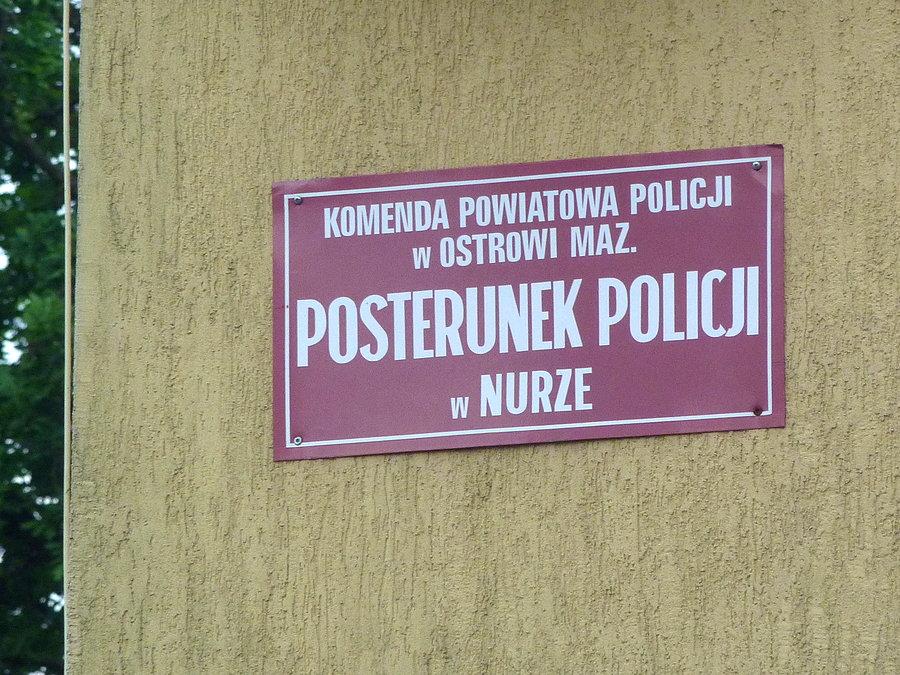 Posterunek policji w Nurze - fajna czcionka... Mało już tak skrojonych tabliczek