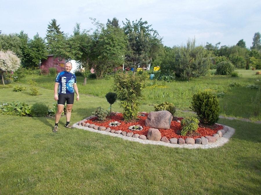 Marian przy kamiennym kręgu Dareckiego