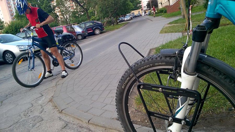 Mój nowy bagażnik przedni i Michał w tle (na rowerze Lotki)
