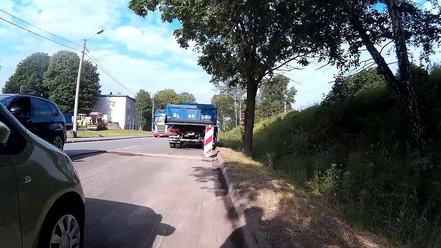 Poprawiają fragmenty asfaltu