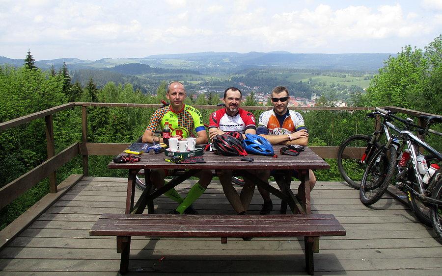 Przy schronisku "Pod Muflonem". Czas na kawę z dodatkiem widoczków