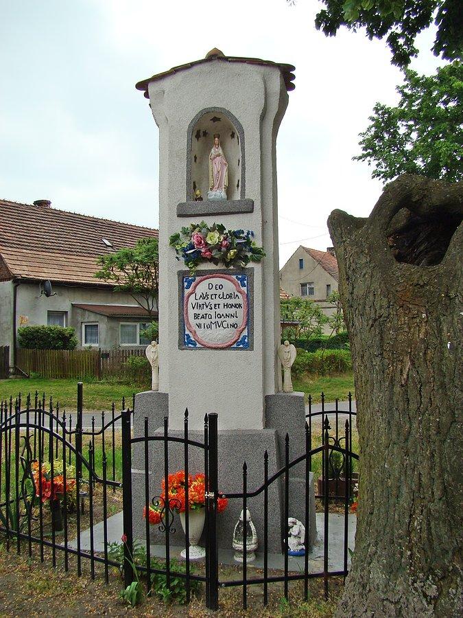 Kapliczka słupowa w centrum wsi Świnino 1724 r. Poświęcona św. Janowi Nepomucenowi