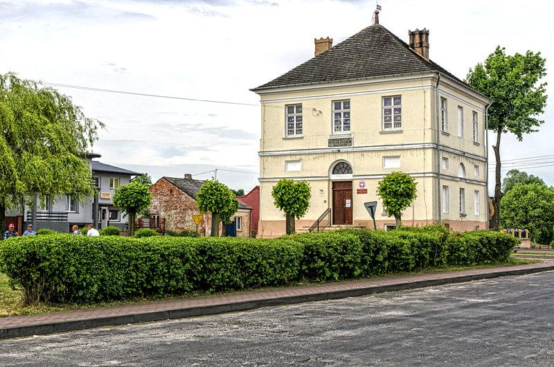 Białaczów - klasycystyczny, murowany ratusz z 1797 roku
