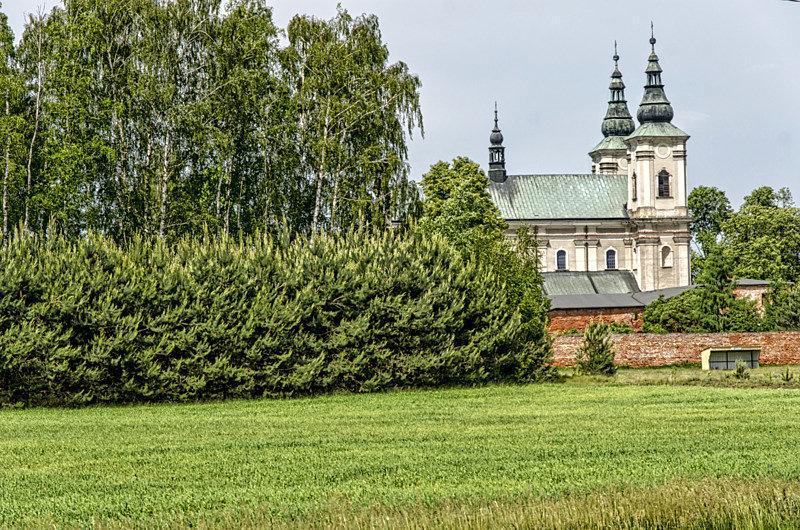 Widok w kierunku kościoła w Paradyżu