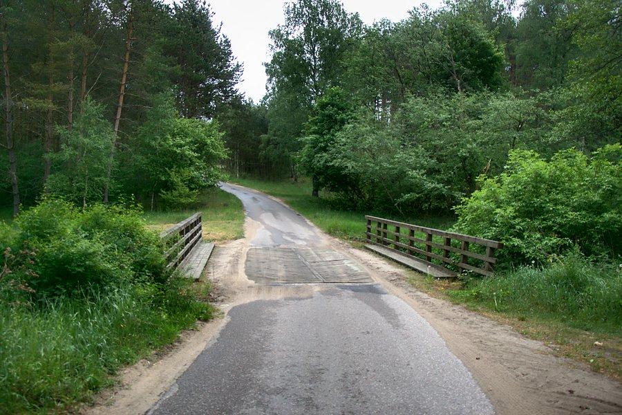 Kolejny drewniany mostek na drodze