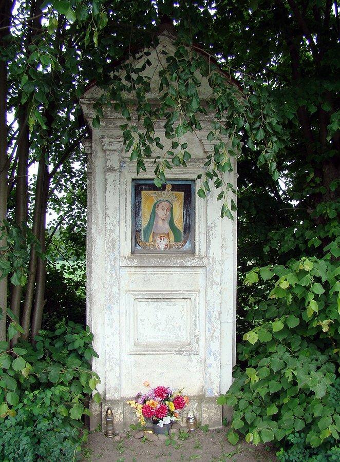 Kapliczka przydrożna po prawej stronie drogi z Grodowca do Żukowa