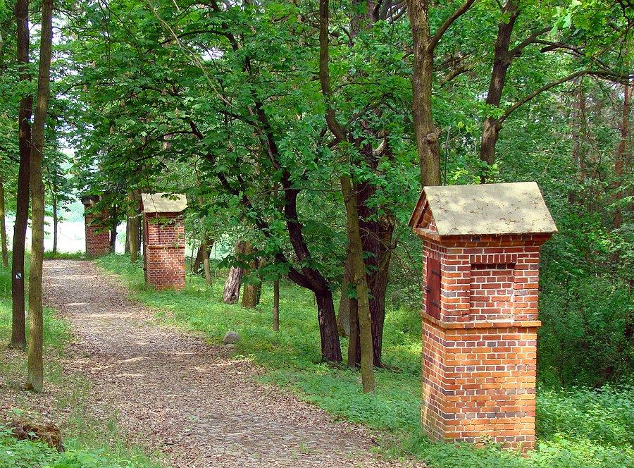 Stacje Drogi Krzyżowej na Górze Kalwarii (lub Oliwnej) w sanktuarium w Grodowcu