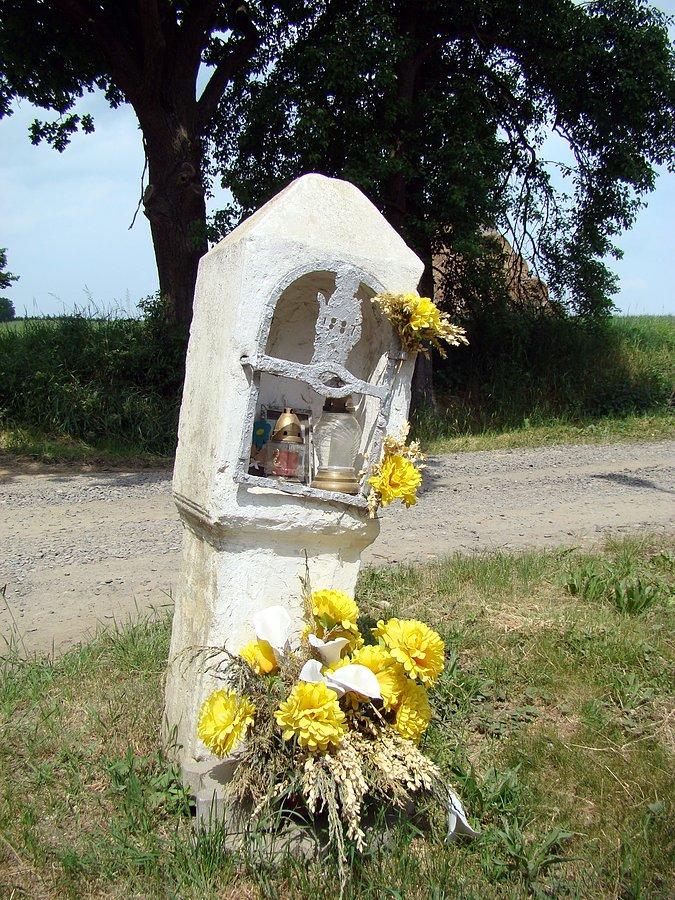Kapliczka przydrożna przy drodze z Żukowa do Grodowca, najprawdopodobniej z XV w