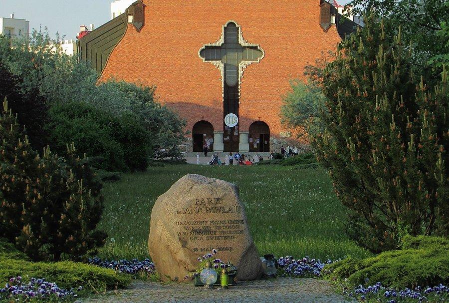 Park i kościół na Ursynowie