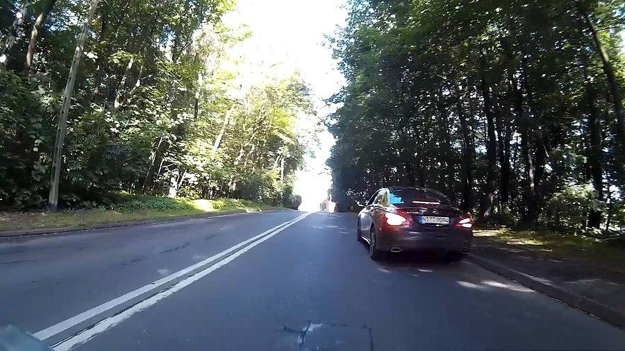 Jakiś sprytny niemiec zaparkował na szczycie mrówczej górki, tylko po co?
