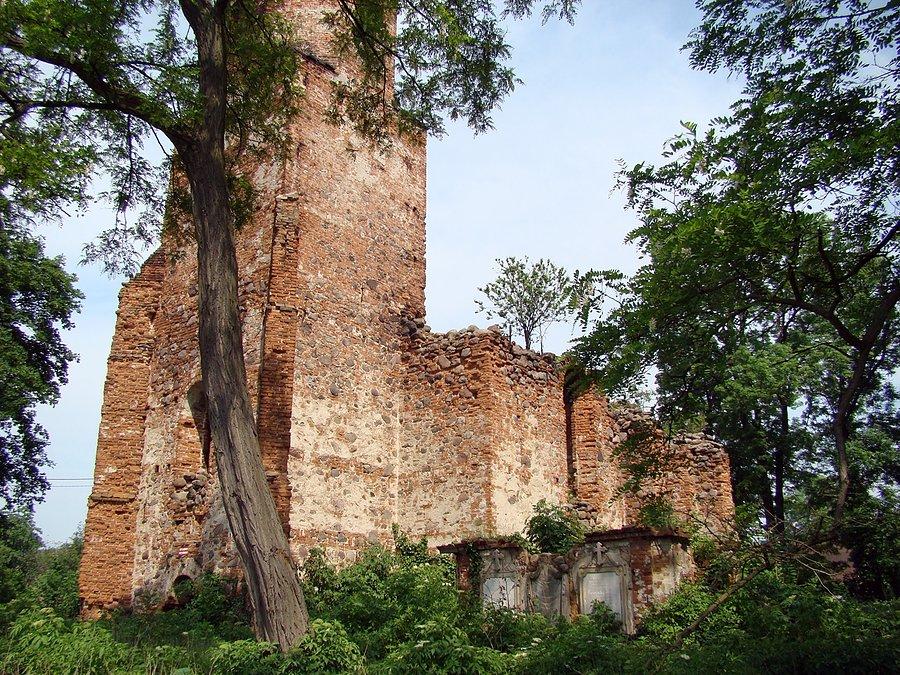 Kaplica i ruiny kościoła we Wronińcu