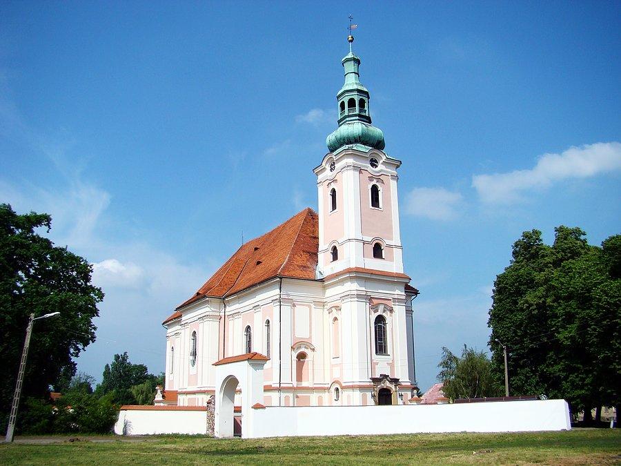 Barokowy kościół parafialny p.w. Św. Marcina w Sicinach z lat 1736-1742, z wieżą z 1777 r. i bogatym wyposażeniem