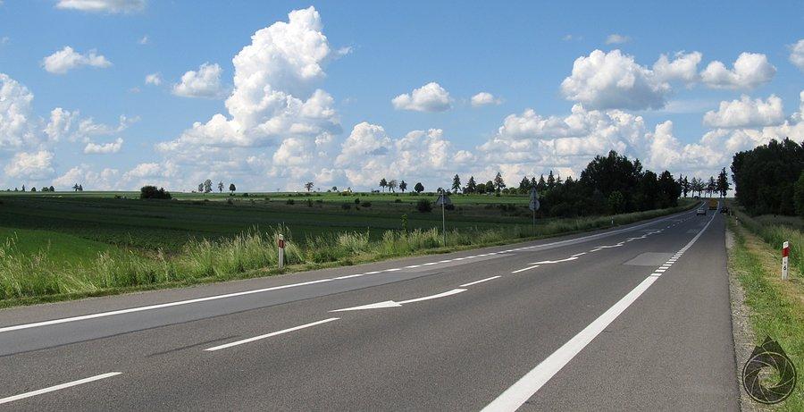 Droga w świętokrzyskie - mały zakręt i niewielki podjazd