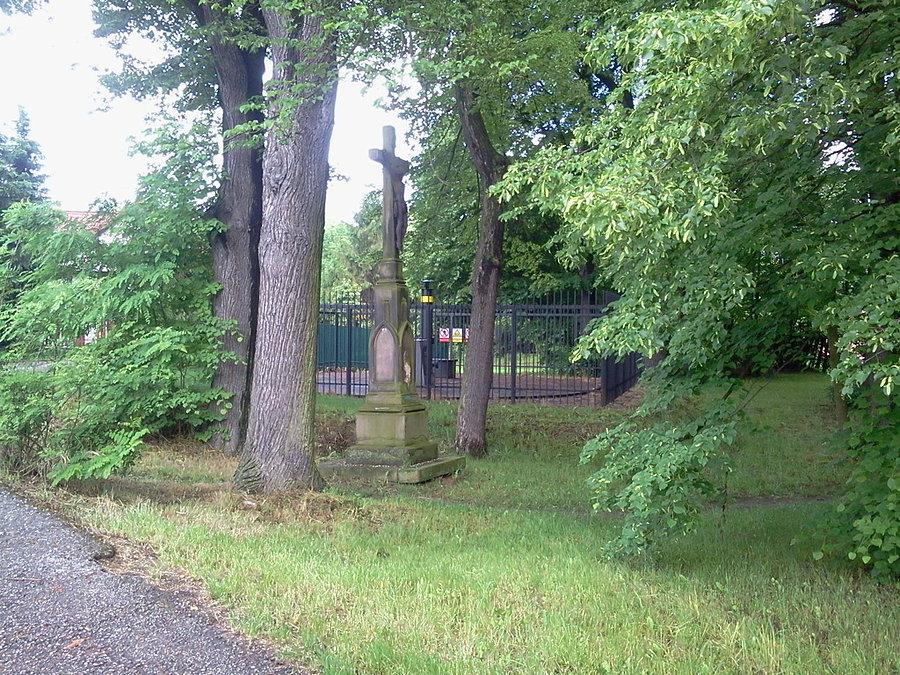 Zabetonowany szyb byłej kopalni Salm II i krzyż
