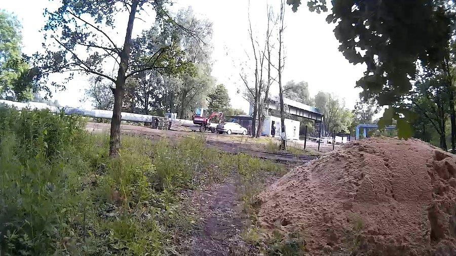 Kto wysypał na ścieżce piasek?