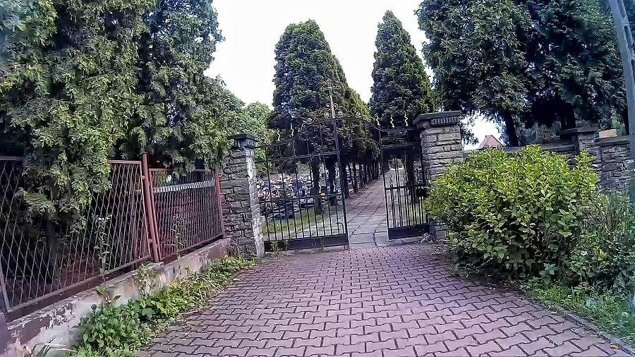 Brama wjazdowa na cmentarz... - czaszki nie ma