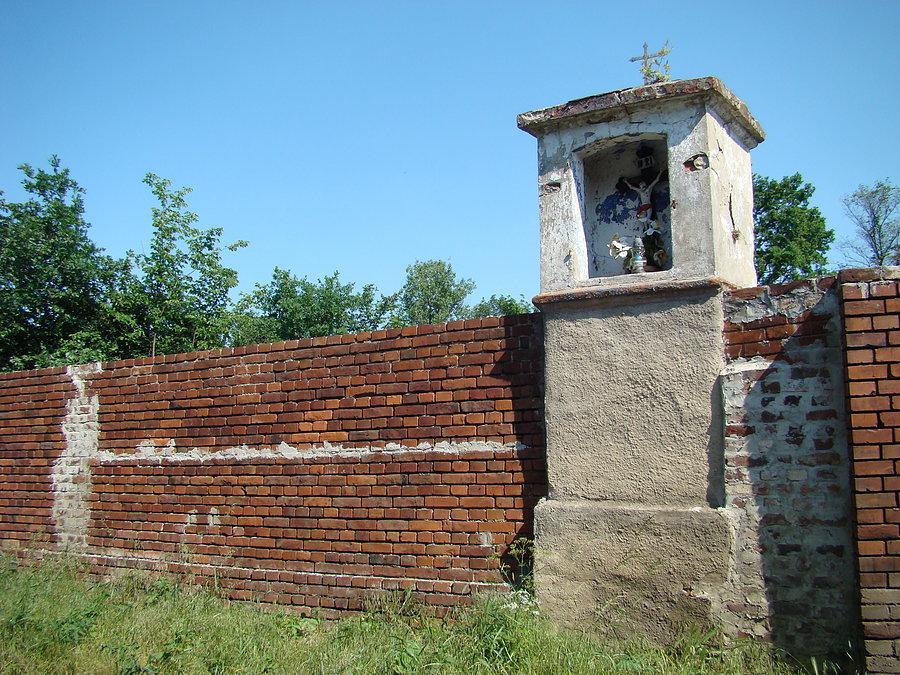 Kapliczka w murze w miejscowości Wojszyn