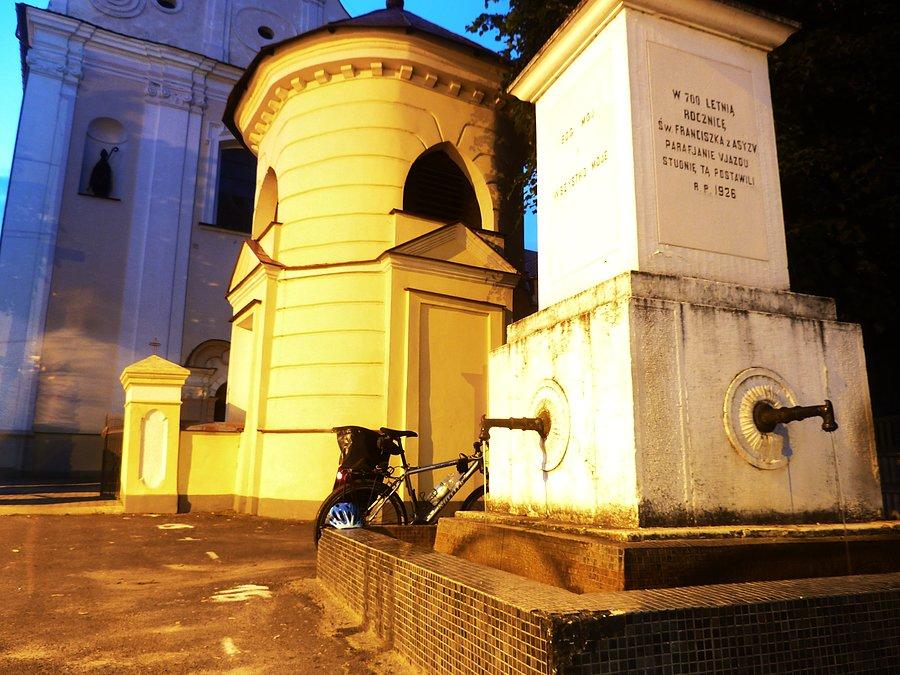 Studnia i siedemnastowieczny kościół św. Wojciecha w Ujeździe