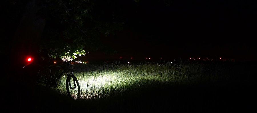 Nocą ze wzniesień roztaczał się prawie-górski widok na wioski leżące w niby-dole. Cały horyzont zdominowany światłami elektrowni wiatrowych