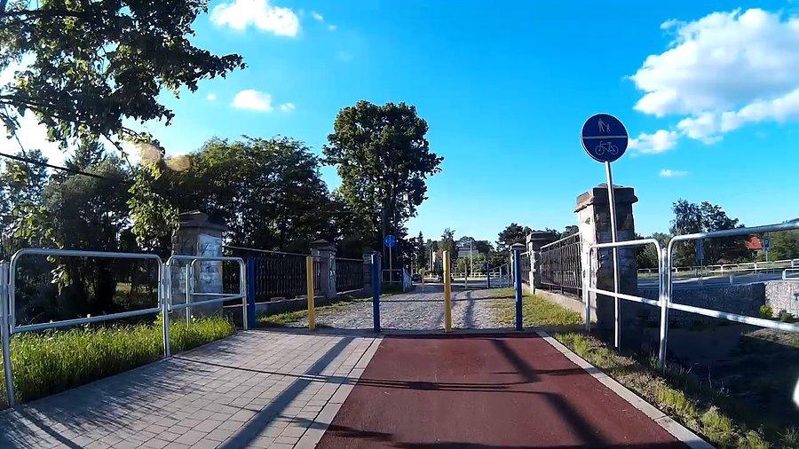 Zastanawiam się po co tutaj taka piękna DDRka i tak gęsto powstawiane słupki... ciężko trafić pomiędzy