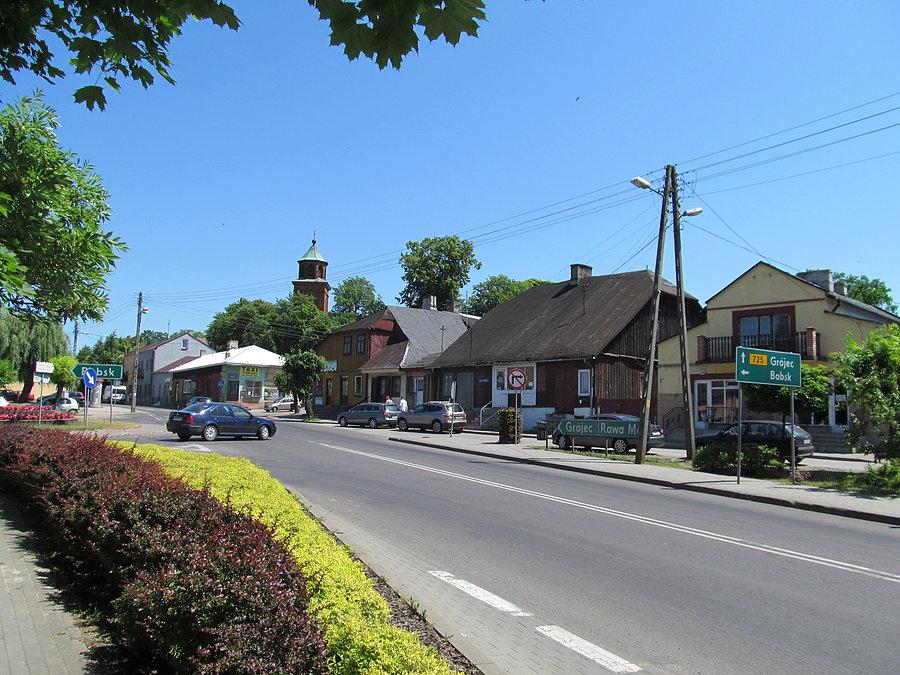 Centrum Białej Rawskiej, a w tle dzwonnica
