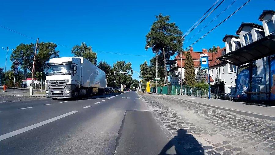 Jak zrobić korek? Rozkraczyć ciężarówkę ;)