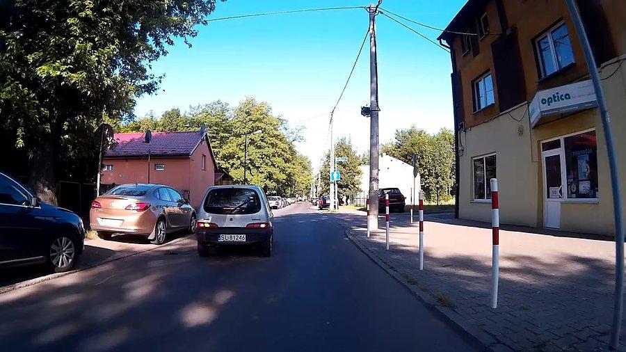 Szukała miejsca parkingowego... i zaparkowała na wjeździe do posesji