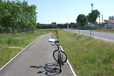W tym miejscu zaczyna się piękna asfaltowa DDR Inowłódz - L. Giełzów, niczym Green Velo Centrum ;)