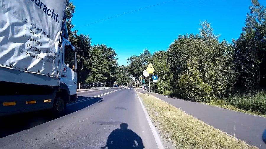 Mistrz wyprzedzania ma podwójnej ciągłej tuż przed rondem