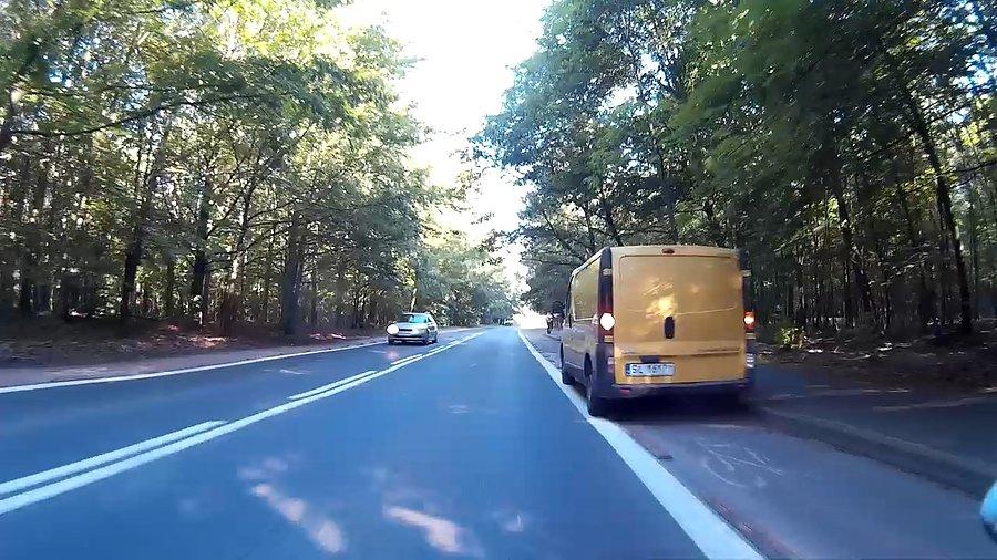 Panowie sprzątający postawili samochód na DDrce