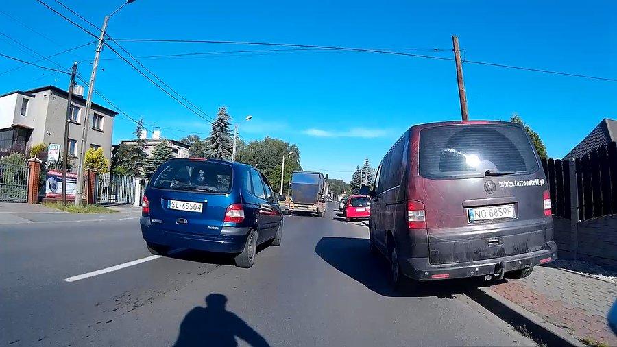 Misiek przed chwilą wyprzedzał mnie na gazetę