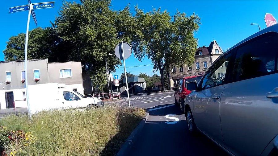 W czerwonym wozie mistrz przejeżdżania przez skrzyżowanie... to skrzyżowanie