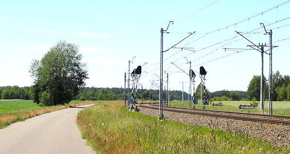 Wzdłuż torów w kierunku Czosnówki