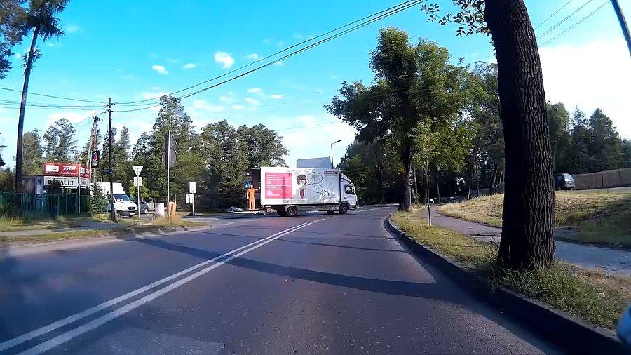 Nie zmieścił się w kabinie czy jak?