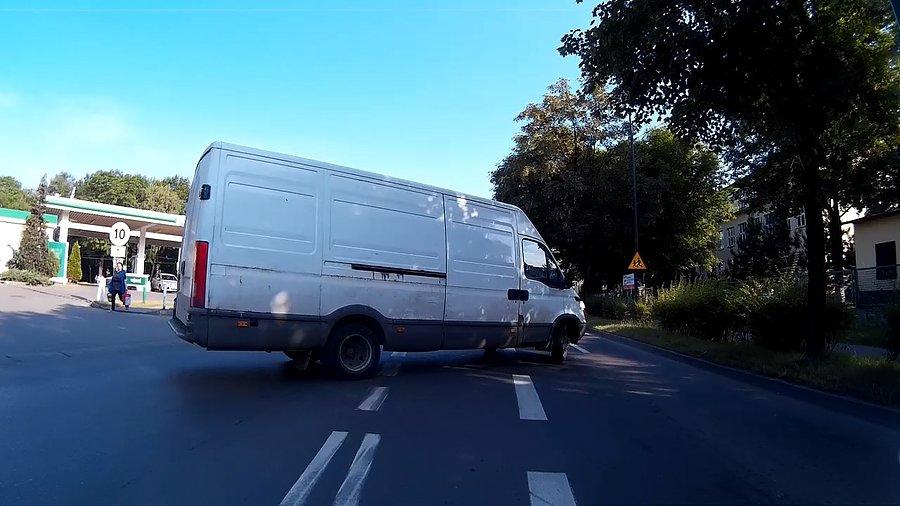 Przepuszczam samochód