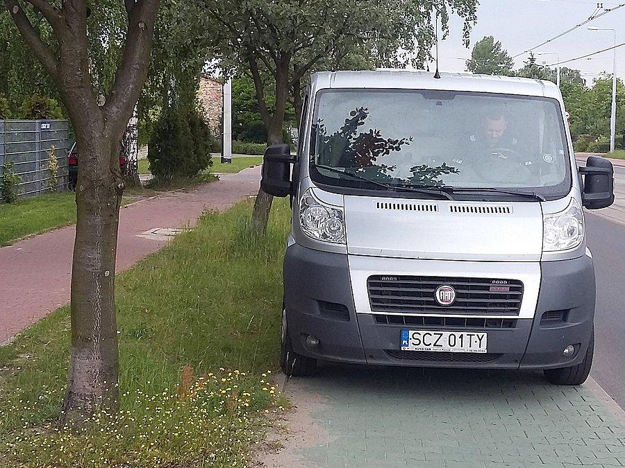 Policja parkuje na DDR