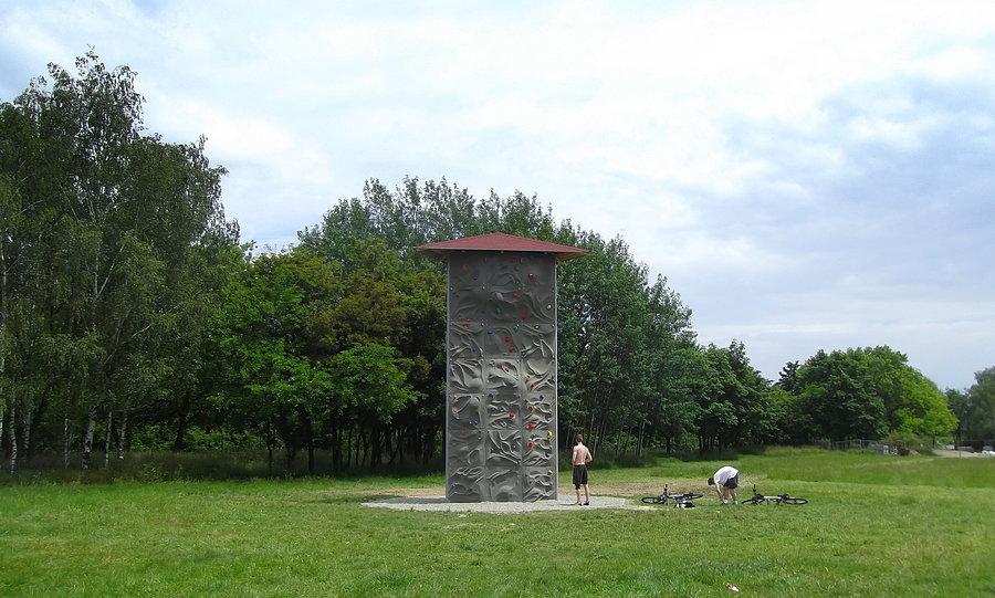 Hlučín. Na terenie Ośrodka wypoczynkowego zbudowali ściankę, można poćwiczyć wspinaczkę