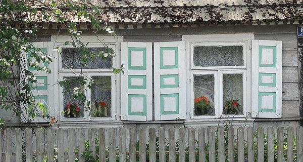 Okiennice starej chaty w Łomazach