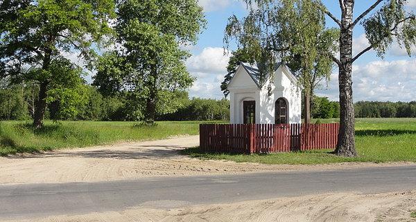 Kapliczka nieopodal mizaru w Studziance