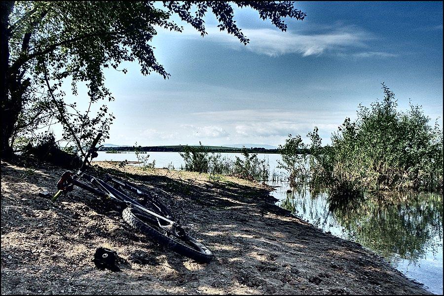 Canyonek odpoczywa nad zalewem