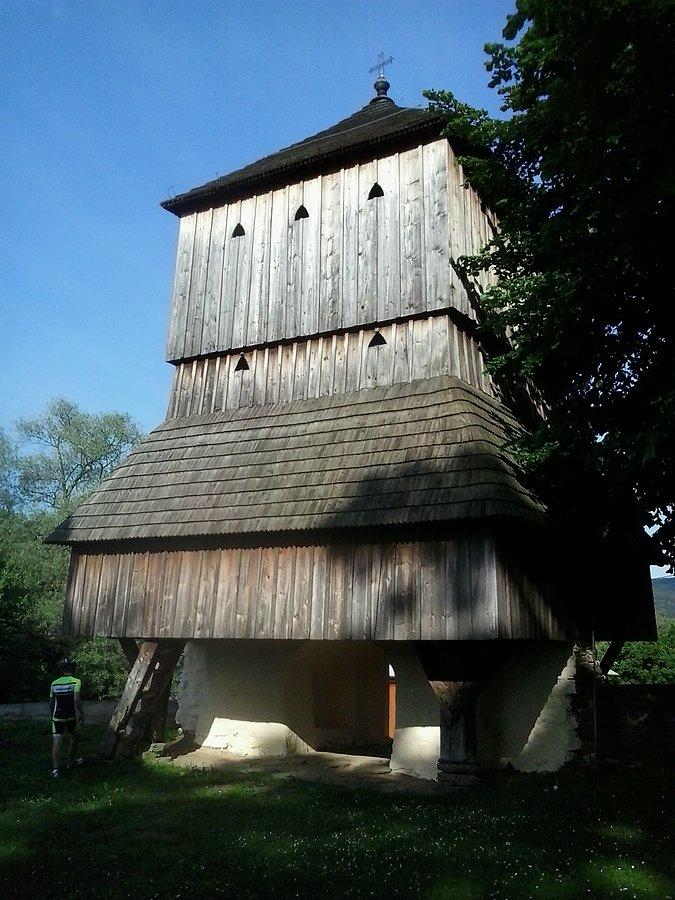 Wieża-dzwonnica bramna w Dobrej