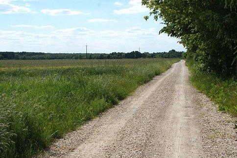 Mapa tu też się pomyliła - na szlaku konnym, teraz szutrowym :)