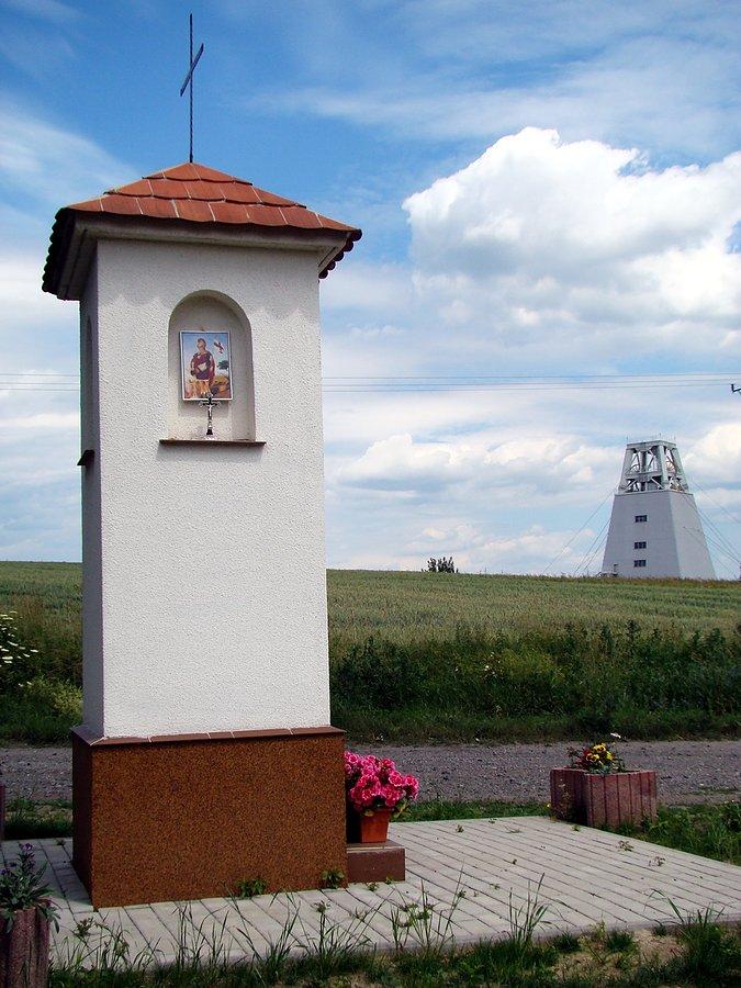 Kapliczka za wsią Kwielice. W tle kapliczka naszych czasów: szyb górniczy.