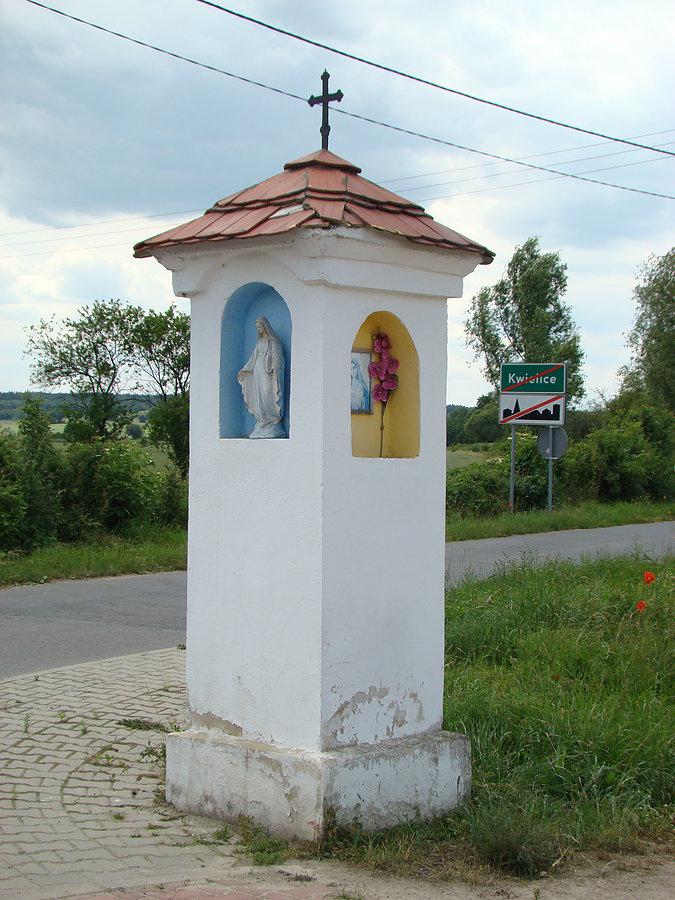 Jedna z kapliczek w Kwielicach