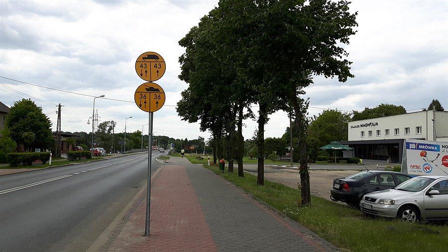 Nowe znaki przed mostem na Wkrze w Powmiechówku