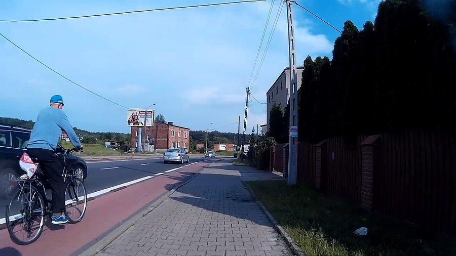Jedyna opcja to wyprzedzanie po chodniku z lewej strony