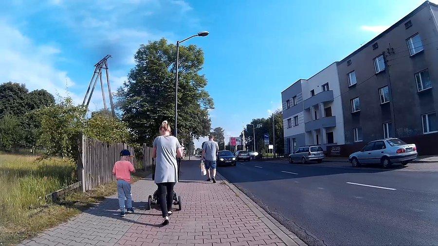 Gość jakiś niereformowalny... komóra... i idzie, aż się prosi by go rozjechać