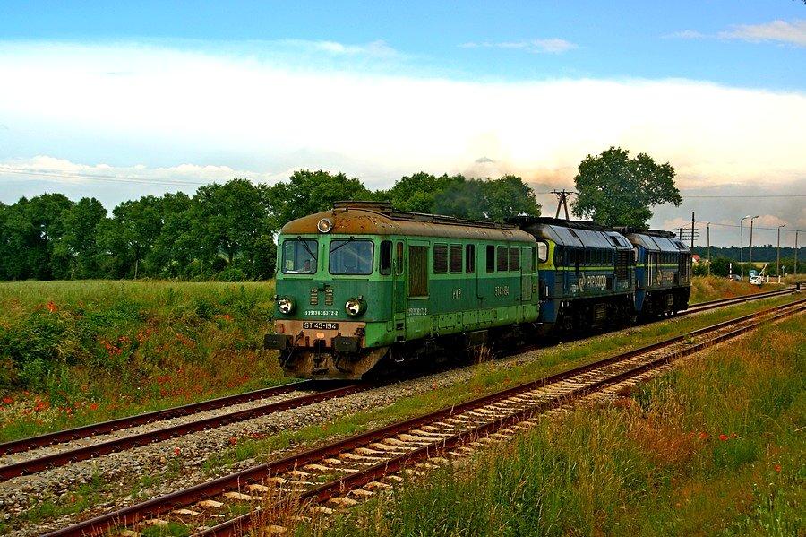 ST43-194 oraz na zimno ST44-1214 i 1248 luzakują z Kędzierzyna Koźla KKD do Kamieńca Ząbkowickiego
